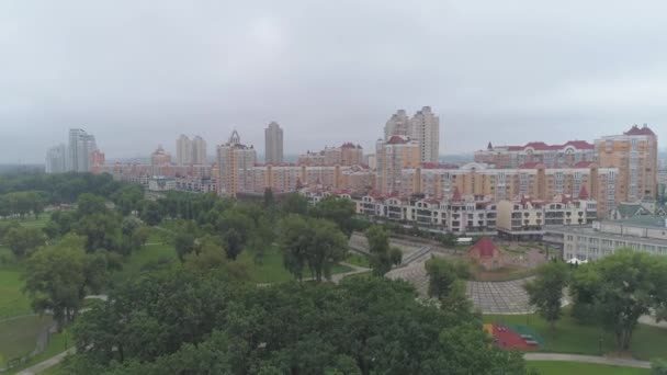 Dopo Pioggia Paesaggio Urbano Nella Nebbia Distretto Obolon Nella Città — Video Stock