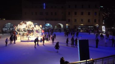 Şehir buz pateni pistinin Noel pazarındaki görüntüleri.
