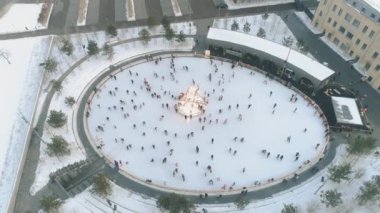 Şehir buz pateni pistinin Noel pazarındaki görüntüleri.