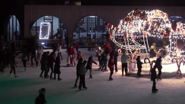 Şehir Buz Pateni Pistinin Noel Pazarındaki Görüntüleri — Stok video