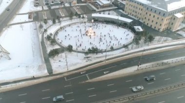 Şehir buz pateni pistinin Noel pazarındaki görüntüleri.