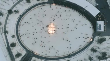 Şehir buz pateni pistinin Noel pazarındaki görüntüleri.