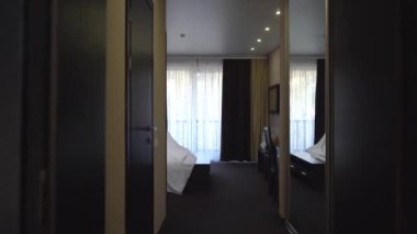 Otel temizliğinin görüntüleri, yatağı temizleyen kadın. 