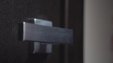 Otel temizliği görüntüleri, temizlikçi kapı kolu. 