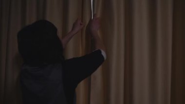 Otel temizliği, temizlikçi odası ve perdeleri açar.