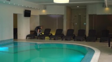 Otel temizliği görüntüleri, havuzda temizlikçi sandalyeleri. 