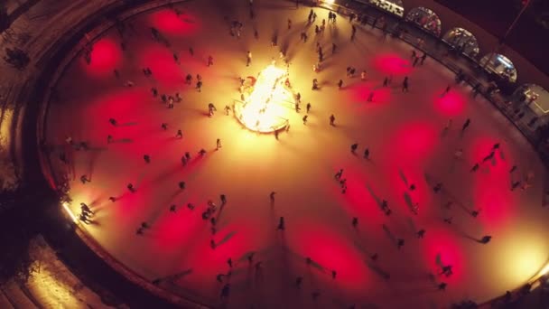 Şehir Buz Pateni Pistinin Noel Pazarındaki Görüntüleri — Stok video