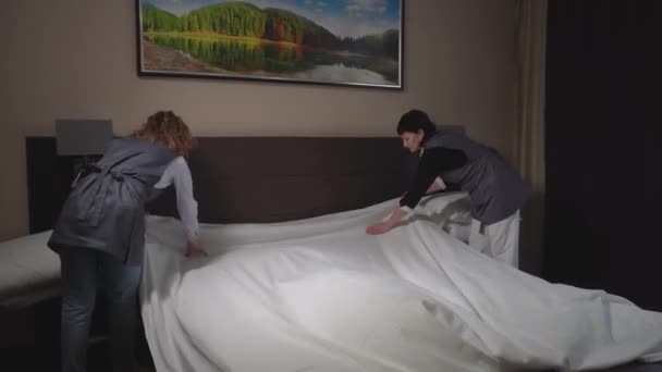 Materiał Filmowy Sprzątaniem Hotelu Sprzątaczki Ścielą Łóżko — Wideo stockowe