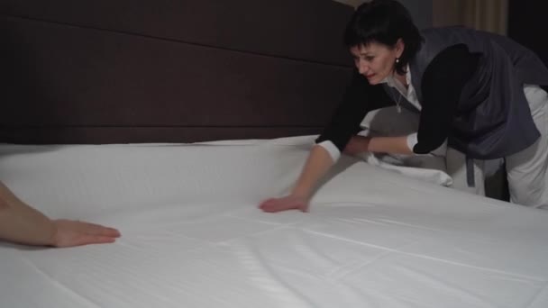 Filmaufnahmen Von Hotelreinigung Hausmädchen Macht Das Bett — Stockvideo