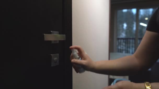 酒店清洁 客房服务员清洁门把手的镜头 — 图库视频影像