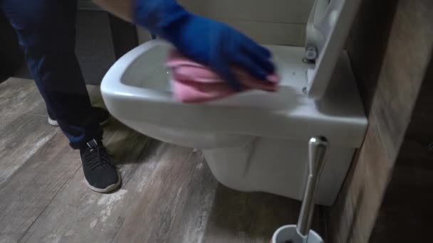 Filmaufnahmen Von Hotelreinigung Zimmermädchen Putzt Badezimmer — Stockvideo