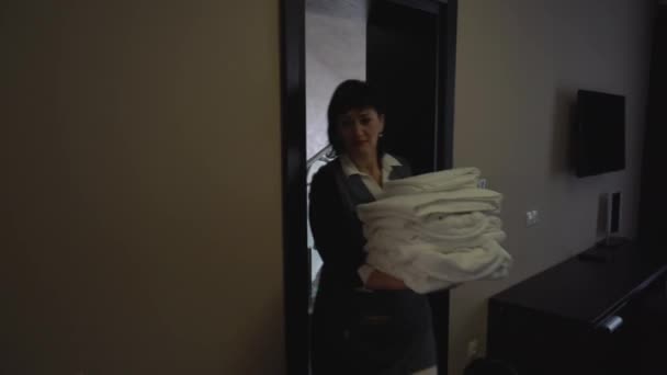 Otel Temizliği Görüntüleri Temiz Havluları Olan Hizmetçi — Stok video