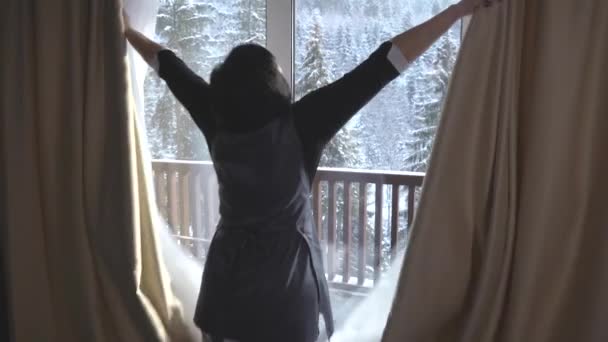 Filmaufnahmen Von Hotelreinigung Zimmermädchen Putzen Zimmer Und Öffnet Die Vorhänge — Stockvideo