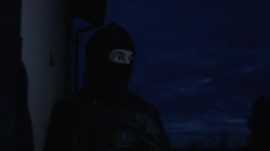  Bilinmeyen maskeli adamlar bir daireyi soyuyor, soygun ve suç kavramı 