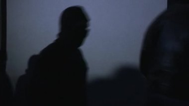  Bilinmeyen maskeli adamlar bir daireyi soyuyor, soygun ve suç kavramı 