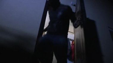  Bilinmeyen maskeli adamlar bir daireyi soyuyor, soygun ve suç kavramı 