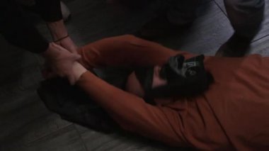  Bilinmeyen maskeli adamlar bir daireyi soyuyor, soygun ve suç kavramı 