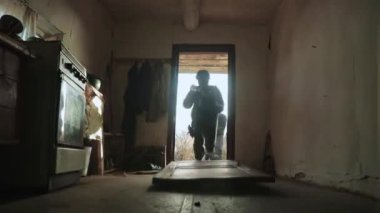 Özel kuvvetler askerleri gizlice kaçıyor ve fırtına evi serbest bırakılıyor.