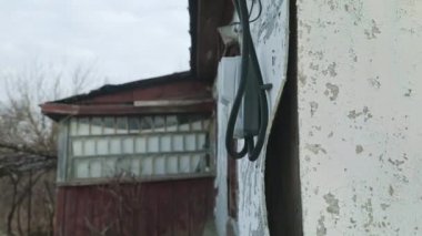 Özel kuvvetler askerleri binaların yakınında gizlice dolaşıyor.