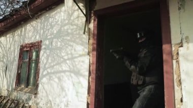 Özel kuvvetler askerleri gizlice kaçıyor ve fırtına evi serbest bırakılıyor.