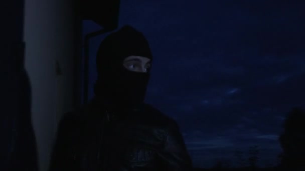 身份不明的蒙面男子抢劫公寓 抢劫和犯罪概念 — 图库视频影像