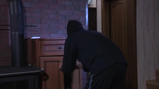 身份不明的蒙面男子抢劫公寓 抢劫和犯罪概念 — 图库视频影像