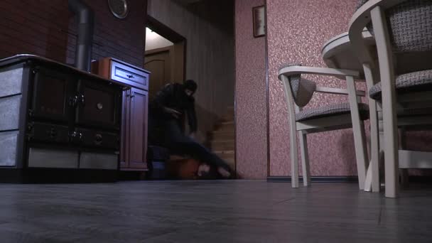Onbekende Gemaskerde Mannen Beroven Een Appartement Diefstal Misdaad Concept — Stockvideo