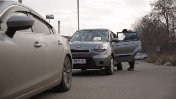 Two Unknown Masked Men Run Out Car Attack Man Walking — Stock videók