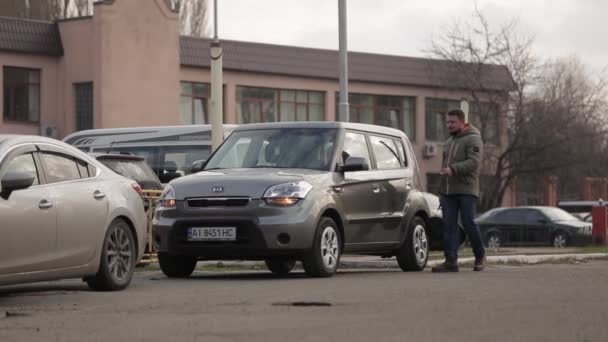 Maskeli Adam Arabadan Çıkıp Arabasına Doğru Yürüyen Bir Adama Saldırdılar — Stok video