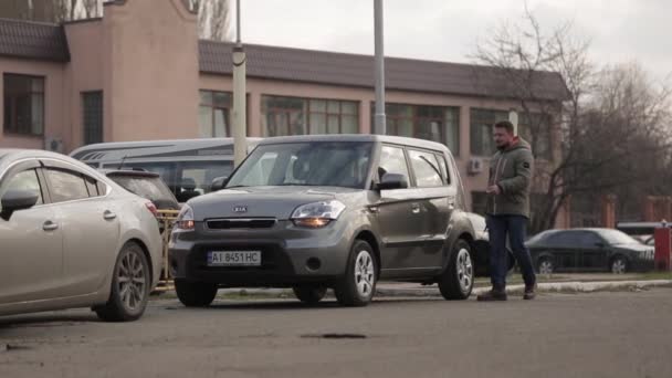 Twee Onbekende Gemaskerde Mannen Rennen Uit Auto Vallen Een Man — Stockvideo