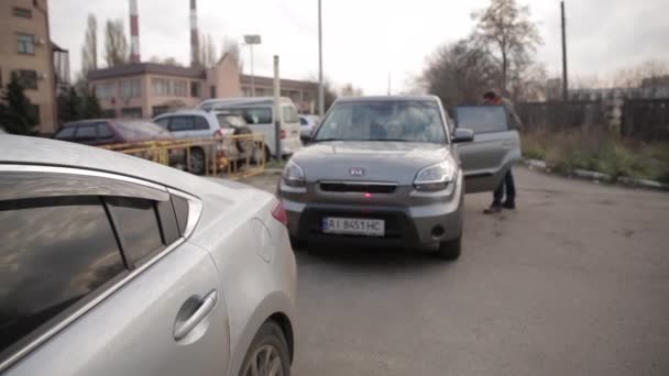 Due Uomini Mascherati Sconosciuti Corrono Fuori Dalla Macchina Attaccano Uomo — Video Stock