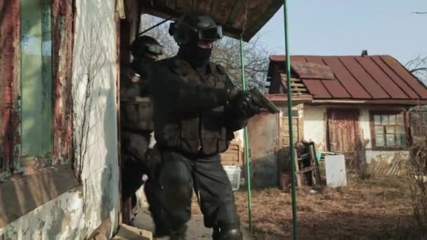 Special Forces Soldaten Sluipen Storm Huis Gijzelaar Bevrijden — Stockvideo