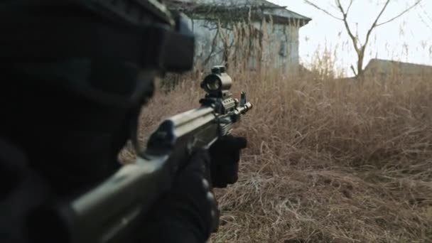 Soldats Des Forces Spéciales Faufilant Dans Les Champs Les Bâtiments — Video