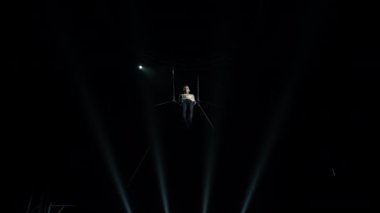 Sirk Kubbesi Altında Dengeler Performansı.