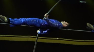 Ölümle Oyun. Akrobatlar ip boyunca koşum takımı ya da emniyet ağı olmadan yürürler. 4K.