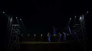 Ölümle Oyun. Akrobatlar ip boyunca koşum takımı ya da emniyet ağı olmadan yürürler. 4K.