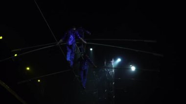 Ölümle Oyun. Akrobatlar ip boyunca koşum takımı ya da emniyet ağı olmadan yürürler. 4K.