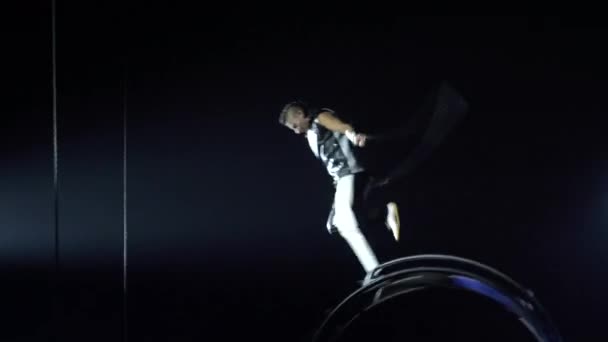 죽음의 수레바퀴 보험에 무대에 오르는 곡예사 — 비디오