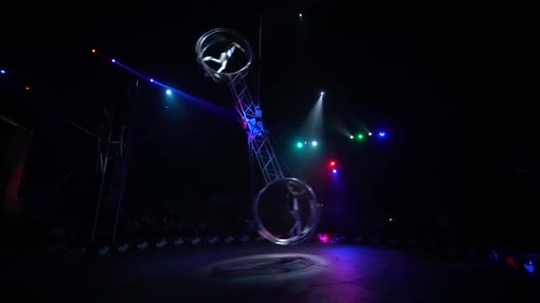 Todesrad Oder Lapendula Zwei Akrobaten Ohne Versicherung Auf Der Bühne — Stockvideo