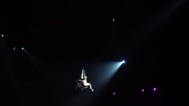 Havada Dans Eden Bir Çift Sirk Akrobatı.