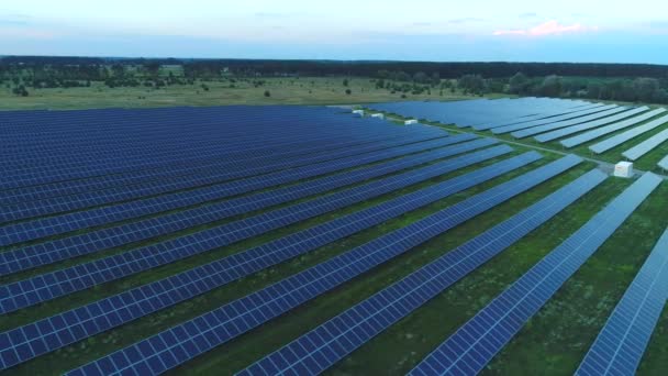 Aeiral Saubere Energieproduktion Fliegen Sie Über Solarzellen Feld Sonnenuntergang — Stockvideo