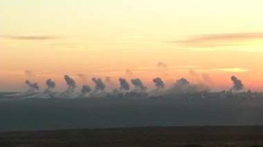 Ateş altındaki savaş alanı: ağır topların bombardımanı. Sabahın erken saatlerinde bombardıman. Bir sürü kabuk ve kalın duman