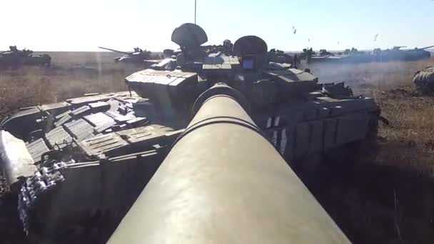 Tank Met Camera Het Grote Kaliber Kanon Til Het Draai — Stockvideo