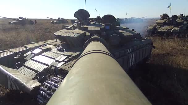 Panzer Mit Kamera Auf Der Großkalibrigen Kanone Hebt Sie Oder — Stockvideo