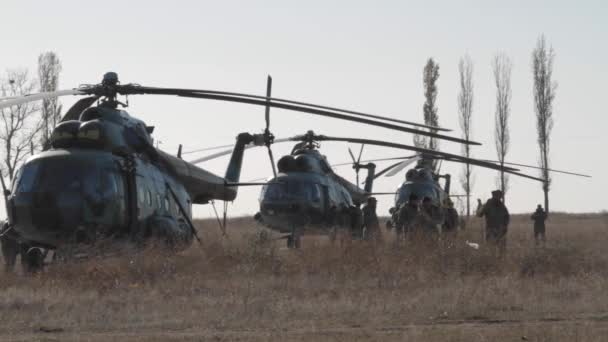 2015年11月25日 ウクライナ 軍事訓練場だ 2機の軍用ヘリコプターが戦闘任務に参加 — ストック動画