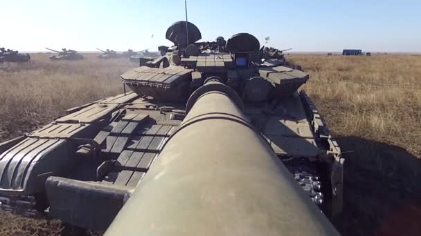 Tank Met Camera Het Grote Kaliber Kanon Til Het Draai — Stockvideo