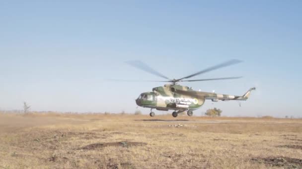 Oekraïne November 2015 Militair Oefenterrein Twee Militaire Helikopters Nemen Deel — Stockvideo