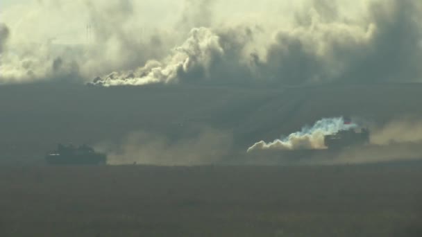 Piechota Walczy Polu Bitwy Dymem Szkolenie Wojskowych Pojazdów Opancerzonych — Wideo stockowe