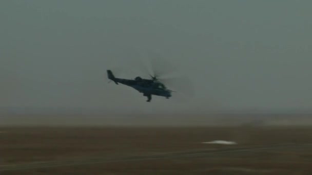 Ukraina November 2015 Militärövningsplats Två Militära Helikoptrar Deltar Stridsuppdraget — Stockvideo