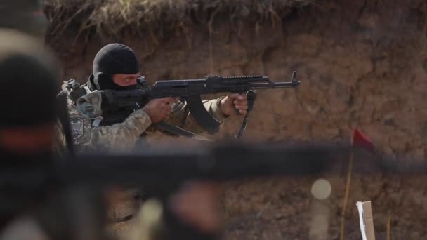 Dwóch Żołnierzy Strzelających Karabinów Maszynowych — Wideo stockowe